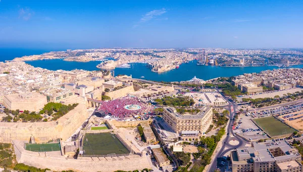 Valletta, Malta İşçi Bayramı kutluyor. İşçi günü 1 Mayıs tarihinde kutlama insanlar kalabalık üzerinde havadan görünümü.