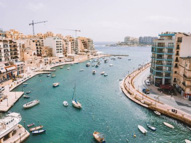 Malta Spinola Bay, St. Julians ve Sliema şehrin güzel havadan görünümü.