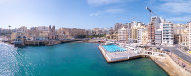 St.Julian'ın, Malta, 15 Mayıs 2018 - anteni Spinola Bay dış havuzu ile St.Julian'ın yukarıda - St.Julian'ın içinde Malta görüntüleyin