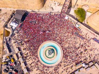Valletta, Malta İşçi Bayramı kutluyor. İşçi günü 1 Mayıs tarihinde kutlama insanlar kalabalık üzerinde havadan görünümü.