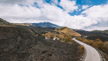 Ufukta görülebilir Etna Yanardağı boş yolda güzel havadan görünümü.