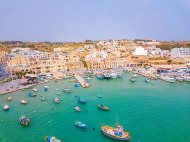 Geleneksel Akdeniz Limanı balıkçı köyü Marsaxlokk, Malta renkli tekneler Luzzu gözlü