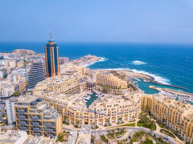 Malta Spinola Bay, St. Julians ve Sliema şehrin güzel havadan görünümü.