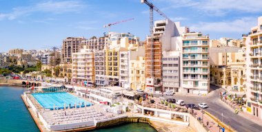 St.Julian'ın, Malta, 15 Mayıs 2018 - anteni Spinola Bay dış havuzu ile St.Julian'ın yukarıda - St.Julian'ın içinde Malta görüntüleyin