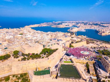 Valletta, Malta İşçi Bayramı kutluyor. İşçi günü 1 Mayıs tarihinde kutlama insanlar kalabalık üzerinde havadan görünümü.