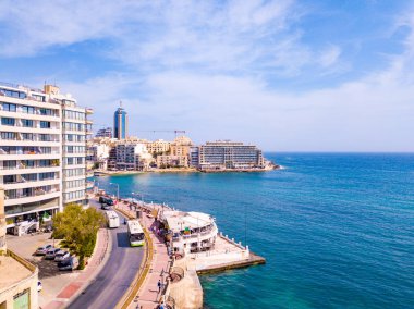 St.Julian'ın, Malta, 15 Mayıs 2018 - anteni Spinola Bay dış havuzu ile St.Julian'ın yukarıda - St.Julian'ın içinde Malta görüntüleyin