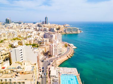 St.Julian'ın, Malta, 15 Mayıs 2018 - anteni Spinola Bay dış havuzu ile St.Julian'ın yukarıda - St.Julian'ın içinde Malta görüntüleyin