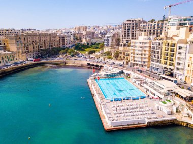 St.Julian'ın, Malta, 15 Mayıs 2018 - anteni Spinola Bay dış havuzu ile St.Julian'ın yukarıda - St.Julian'ın içinde Malta görüntüleyin