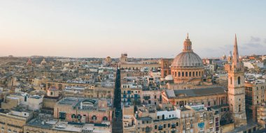 Malta Valletta şehri güzel hava gün batımı manzarası. İnanılmaz iyi binalar ile yukarıda güzel bir şehir.