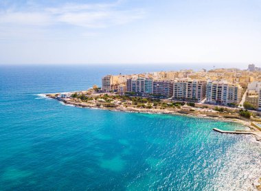 St.Julian'ın, Malta, 15 Mayıs 2018 - anteni Spinola Bay dış havuzu ile St.Julian'ın yukarıda - St.Julian'ın içinde Malta görüntüleyin