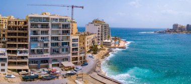 Malta Spinola Bay, St. Julians ve Sliema şehrin güzel havadan görünümü.