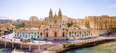 St.Julian'ın, Malta, 15 Mayıs 2018 - anteni Spinola Bay dış havuzu ile St.Julian'ın yukarıda - St.Julian'ın içinde Malta görüntüleyin