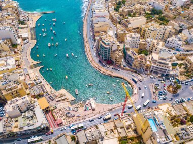 Malta Spinola Bay, St. Julians ve Sliema şehrin güzel havadan görünümü.