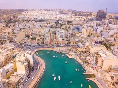 Malta Spinola Bay, St. Julians ve Sliema şehrin güzel havadan görünümü.