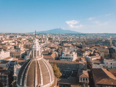 Catania kenti yakınlarındaki ana Katedrali ve Etna yanardağı güzel havadan görünümü arka planda. Yukarıdan inanılmaz eski kasaba görünümü.