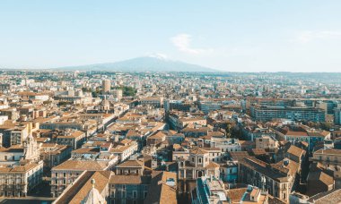 Catania kenti yakınlarındaki ana Katedrali ve Etna yanardağı güzel havadan görünümü arka planda. Yukarıdan inanılmaz eski kasaba görünümü.
