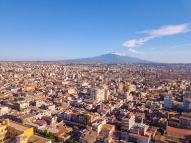 İnanılmaz hava Catania eski şehir manzaralı yukarıdan güçlü Etna Yanardağı arka planda.