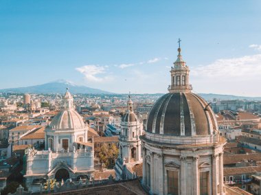 Catania kenti yakınlarındaki ana Katedrali ve Etna yanardağı güzel havadan görünümü arka planda. Yukarıdan inanılmaz eski kasaba görünümü.