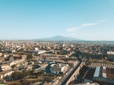 İnanılmaz hava Catania eski şehir manzaralı yukarıdan güçlü Etna Yanardağı arka planda.