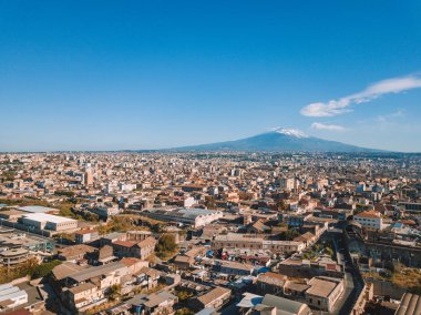 İnanılmaz hava Catania eski şehir manzaralı yukarıdan güçlü Etna Yanardağı arka planda.