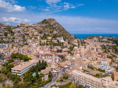 En popüler Sicilya resort Taormina'da Duomo hava görünümünü. Taormina townscape Katedrali, kare ve tepenin diğer binalar ile.