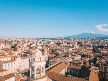 Catania kenti yakınlarındaki ana Katedrali ve Etna yanardağı güzel havadan görünümü arka planda. Yukarıdan inanılmaz eski kasaba görünümü.