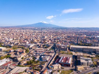 İnanılmaz hava Catania eski şehir manzaralı yukarıdan güçlü Etna Yanardağı arka planda.