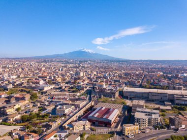 İnanılmaz hava Catania eski şehir manzaralı yukarıdan güçlü Etna Yanardağı arka planda.