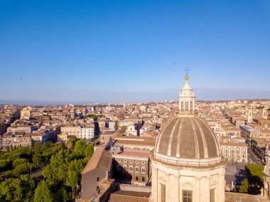 Hava görünümünü Catania ortasında Sant'Agata Katedrali Etna Yanardağı ile arka planda
