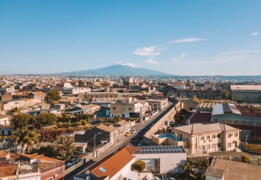 İnanılmaz hava Catania eski şehir manzaralı yukarıdan güçlü Etna Yanardağı arka planda.