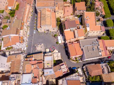 En popüler Sicilya resort Taormina'da Duomo hava görünümünü. Taormina townscape Katedrali, kare ve tepenin diğer binalar ile.