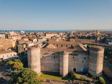 Catania, Sicilya Castello Ursino Civic müzede ufukta havadan görünümü ile deniz.