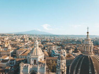 Catania kenti yakınlarındaki ana Katedrali ve Etna yanardağı güzel havadan görünümü arka planda. Yukarıdan inanılmaz eski kasaba görünümü.