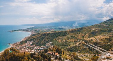En popüler Sicilya resort Taormina'da Duomo hava görünümünü. Taormina townscape Katedrali, kare ve tepenin diğer binalar ile.