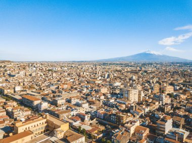 İnanılmaz hava Catania eski şehir manzaralı yukarıdan güçlü Etna Yanardağı arka planda.