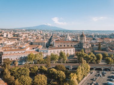 Catania kenti yakınlarındaki ana Katedrali ve Etna yanardağı güzel havadan görünümü arka planda. Yukarıdan inanılmaz eski kasaba görünümü.
