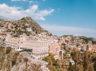 En popüler Sicilya resort Taormina'da Duomo hava görünümünü. Taormina townscape Katedrali, kare ve tepenin diğer binalar ile.