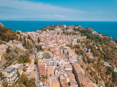En popüler Sicilya resort Taormina'da Duomo hava görünümünü. Taormina townscape Katedrali, kare ve tepenin diğer binalar ile.