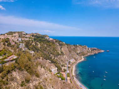En popüler Sicilya resort Taormina'da Duomo hava görünümünü. Taormina townscape Katedrali, kare ve tepenin diğer binalar ile.