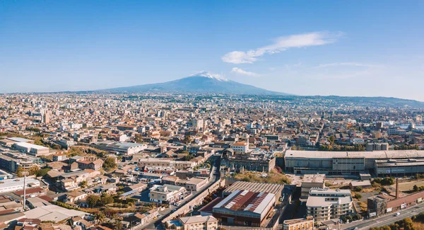 İnanılmaz hava Catania eski şehir manzaralı yukarıdan güçlü Etna Yanardağı arka planda.