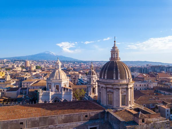 Catania kenti yakınlarındaki ana Katedrali ve Etna yanardağı güzel havadan görünümü arka planda. Yukarıdan inanılmaz eski kasaba görünümü.