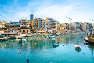 20 Mayıs 2018. St. Julian, Malta. Spinola bay ve St. Julian kasaba şaşırtıcı görünümü.