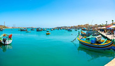 20 Mayıs 2018. Marsaxlokk, Malta. Geleneksel gözlü renkli botlara Luzzu Akdeniz Limanı balıkçı köyü Marsaxlokk, Malta güzel görünüm