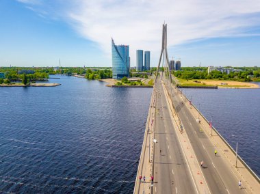 Riga. Letonya. 20 Mayıs 2018. Uluslararası Maraton Lattelecom 2018. Dolgu ve Daugava Nehri ve Özgürlük Anıtı Milda tarafından çalışan insanlara başlamak.