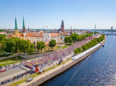 Riga. Letonya. 20 Mayıs 2018. Uluslararası Maraton Lattelecom 2018. Dolgu ve Daugava Nehri ve Özgürlük Anıtı Milda tarafından çalışan insanlara başlamak.