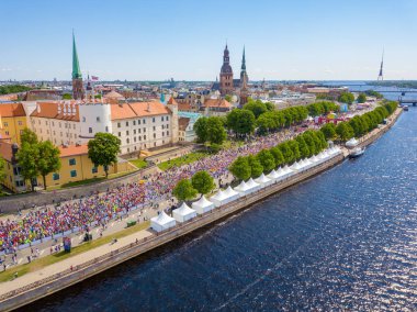 Riga. Letonya. 20 Mayıs 2018. Uluslararası Maraton Lattelecom 2018. Dolgu ve Daugava Nehri ve Özgürlük Anıtı Milda tarafından çalışan insanlara başlamak.