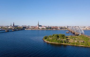 Eski Şehir, köprüler ve nehir Daugava ile Riga şehrin havadan görünümü  