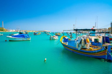 20 Mayıs 2018. Marsaxlokk, Malta. Geleneksel gözlü renkli botlara Luzzu Akdeniz Limanı balıkçı köyü Marsaxlokk, Malta güzel görünüm