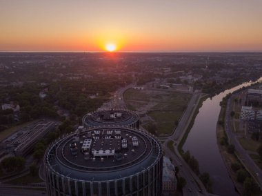 Riga, Letonya, 25 Mayıs 2018. Riga, Letonya ortasına Z kulelerde güzel havadan görünümü. Eski şehir ve nehir Daugava arka planda günbatımı manzaralı. 