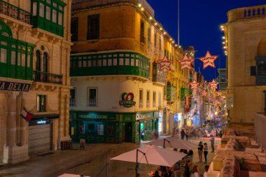 02 Mayıs 2018. Valletta, Malta. Güzel bir gece Valletta dar sokakları ile klasik binalardan aşağı giden insanlar.
